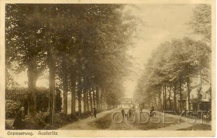 Grams-1931-001.jpg - Vroeger heette de Gramserweg “Vinkenbuurt”. Deze naam is in 1925 door de gemeenteraad gewijzigd vanwege de mogelijke verwarring met de Vinkenbuurt bij Rijnsoever. Zicht vanaf de Oude Postweg in 1931.