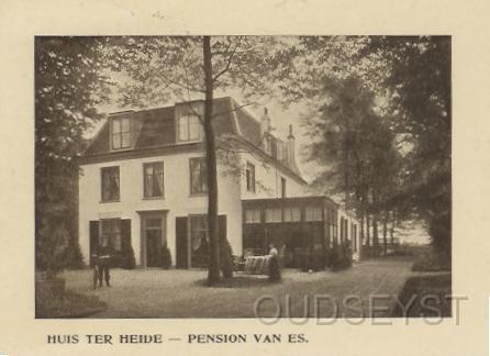 Amersf-1914-002.jpg - Op de Amersfoortse straatweg staan 2 herenhuizen nrs. 14-16 van de Wed. R. van Es, was van beroep timmerman. Beide huizen zijn rond 1895 gebouwd, hij zelf woonde op nr. 14; nr. 16 stond leeg. Pas rond 1909 is er melding van 2 pensions op dit adres en gedreven door de vier gezusters Van Es. Op de foto is alleen het pension van de drie gezusters E.M., F.A., H.J. van Es te zien (nr.16). Opname van 1914