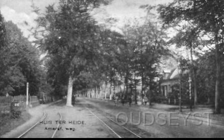 Amersf-1919-001.jpg - De Amersfoortscheweg bij de hoek Ericalaan. Op de plek van de huisjes is nu McDonald's gevestigd. Opname van 1919.