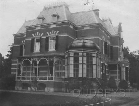 Amersf-1920-003.jpg - De Buitenplaats ,,Dijnselburg'' werd gebouwd in 1883 door de architect J.G. Wentink uit Utrecht voor Jhr. C.F.A. Roëll. Voor dit huis heeft een ander buitenhuis gestaan dat op veel oude prenten staat afgebeeld. Dat was buiten is in 1854 gebouwd door heer L.J. Nepveu, maar Jhr. Roëll liet het al in 1883 afbreken. De heren Nepveu en Schade van Westrum kochten daarna van Walter Bisdom uit Utrecht, de herberg ,,Huys ter Heyden'' met een aan Dijnselburg grenzend stuk grond voor 22.000 duizend gulden. Opname van 1920