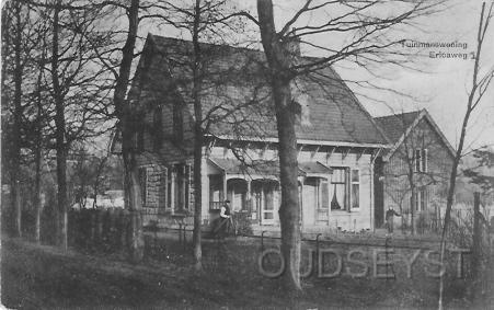 Ericaln-1915-001.jpg - Huize Hoogerheide die aan de Amersfoortscheweg nr. 49 lag en bewoond werd door Mevr. de wed. A. Snellen-Plemp, J.C., zij had de heer J. van Veenendaal in dienst als Koetsier en tuinman. Op de foto is de tuinmanswoning van de heer J. van Veenendaal aan de Ericalaan nr.1 te zien. Hij staat in de tuin samen met zijn dochter Hendrika te poseren op een afstand voor de fotograaf. Pand is rond 1975 afgebroken. Opname van 1915.