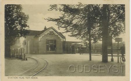 StationHTH-1924-001.jpg - In 1901 werd in Huis ter Heide een spoorlijn aangelegt vanuit Zeist en later ging hij verder naar Bosch en Duin en Den Dolder. Het was voor de mensen belangrijk in de omgeving dat hun buiten zomer's goed bereikbaar was, want de wegen waren in die jaren heel slecht vooral als het regende. Opname van 1924