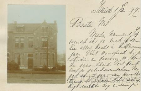 Donkerelaan-1917-003.jpg - Donkerelaan. ‘Dit is het huis van mijne moeder, waar wij heerlijk logeerden. Met Vriendelijk Groeten, Mej. J.P. A. Couvée.’ Dit pand bevindt zich aan de Donkerelaan 16-18. Later is de voorpui veranderd in een etalage voor een winkel. Opname van 1916, verstuurd op 01-01-1917.