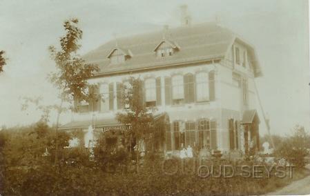 Chr.San-1910-002.jpg - Het Christelijk Sanatorium met paviljoen 3. Dit paviljoen werd in 1903 gebouwd en was bedoeld als 3e klasse afdeling voor vrouwen. Op de meeste ansichten staat herenpaviljoen bij deze afbeelding. Wie weet welke bestemming dit pand heeft gehad? Foto gemaakt in 1910.