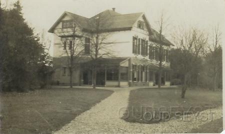 Chr.San-1925-003.jpg - Achter op het terrein van het Christelijk Sanatorium voor zenuwlijders stond in de vorige eeuw het damespaviljoen 3e klasse. Dit pand is afgebroken en heeft plaatsgemaakt voor nieuwbouw. Foto gemaakt omstreeks 1925.