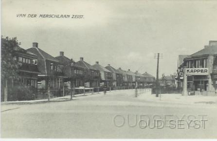 Merschln-1934-002.jpg - Hoek van der Merschlaan, Egelinglaan. Rechts op de hoek Kapper van de Berg, nu bakkerij Stam. Foto gemaakt in 1934.