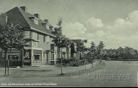 Merschln-1935-001.jpg - Hoek van der Merschlaan, van de Polllaan. Hugo van der Mersch is wethouder van Zeist geweest van 1881 tot 1884 en van 1899 tot 1907. Fredrik Harman v.d. Poll (1823-1909) was gemeenteraadslid van 1862 tot 1876 en mede oprichter van de Zeister Harmonie. Ook was hij 42 jaar lang directeur van de verzekeringsmaatschappij “De Kosmos” (Driebergseweg). Fotot gemaakt in 1934.