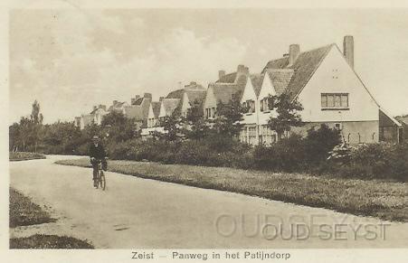 Panweg-1928-001.jpg - De Panweg in het Patijndorp. Bebouwd in de jaren ‘20 om in de grote behoefte van arbeiders- en middenstandswoningen te voorzien. De Panweg is vernoemd naar het landgoed “De Pan”. De Panweg werd vroeger in de volksmond Halfachtselaantje genoemd. Foto gemaakt in 1928.
