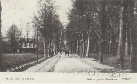 Drieb.weg-1905-004.jpg - Foto genomen vanaf station Driebergen-Zeist in de richting van Zeist. Links villa “Tallyho Cottage” aan de Driebergseweg (nr. 20). In 1909 werd de villa bewoond door M.L.H. Thissen, directeur van de landbouwbank. In de 2005 heeft de villa plaatsemaakt voor een in oude stijl gebouwde nieuwe villa gelegen naast de hockeyvelden van “Phoenix”.