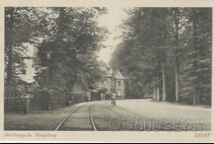 Drieb.weg-1926-008.jpg - Hoek Driebergsche straatweg, Blikkenburgerlaan. Links acher de bomen is nog het huis van dokter N.A. Kortlandt te zien (Driebergseweg nr. 8). Huize “Klein Schoonoord” (midden foto) aan de Driebergseweg (nr. 6) werd bewoond door Baron F.A.R.A. van Ittersum, rentenier. Foto gemaakt in 1926.