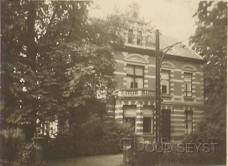 Drieb.weg-1937-003.jpg - Het huis van dokter N.A. Kortlandt aan de Driebergscheweg (nr. 6). Gelegen tussen het woonhuis “Klein Santhof” aan de Blikkenburgerlaan (nr. 1) en huize “Klein Schoonoord”. Foto gemaakt in 1937.