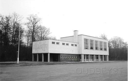 Driebergseweg0011.jpg - Voor 1566 stond er op de plek van buitenplaats Schoonoord al de hofstede De Preekstoel. In 1818 werd hier de buitenplaats Schoonoord gesticht.In het buitenhuis hebben onder andere een onderzoeksinstituut, de gemeente Zeist, een HBS en een gymnasium zich gevestigd. In 1962 verrezen nieuwe schoolgebouwen, enkele jaren later werd het landhuis gesloopt. Naast de schoolgebouwen is in het park het duurzame gebouw van het WNF te vinden.In 1995 is het park deel van Schoonoord door de gemeente Zeist overgedragen aan het Utrechts Landschap en hersteld op basis van een plan van landschapsarchitect W. Overmars.