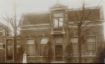 Boschlaan-1910-002.jpg - Villa “Adriana” werd gebouwd in 1905 en stond aan de Boschweg (nr. 3). In 1909 werd het huis bewoond door F.W.A. Engelmann. Foto gemaakt in 1910.