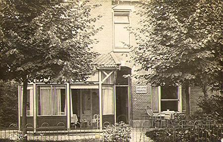 Boschlaan-1915-001.jpg - Zomer- en winterpension “Erica” was gevestigd op de hoek Boschlaan, Pauw van Wieldrechtlaan. Het werd bewoond door mej. G.T. Prins. Foto gemaakt in 1914.