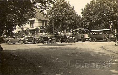 Huydecoperweg-1920-001.jpg - Deze foto is genomen op de splitsing Huydecoperweg, Prins Hendriklaan, Vijverlaan. Op de foto zien we o.a. 6 autobussen met zo’n 100 jongens en meisjes. Wei weet meer over deze foto? Wie zijn deze kinderen en waar gingen zij heen? De kentekens van de voertuigen zijn: L. 2917, L. 2515. L .., L11.., L 1939, L 1271. Foto genomen rond 1920 door fotograaf D.J. Duiker.