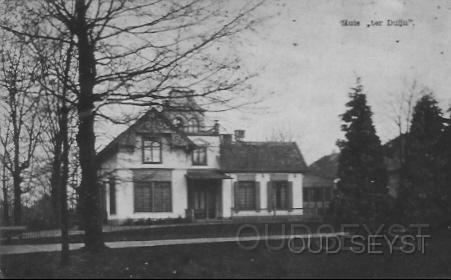 Huydecoperweg-1920-002.jpg - Huis “ter Duijn” lag aan de Huydecoperweg (nr. 25). Tot 1949 werd het pand bewoond door de familie Duijn. Toen moest het huis plaatsmaken voor het eerste flatgebouw van Europa, de Wilhelminaparkflat. Deze werd tussen 1950 en 1951 gebouwd. Foto gemaakt in 1920.