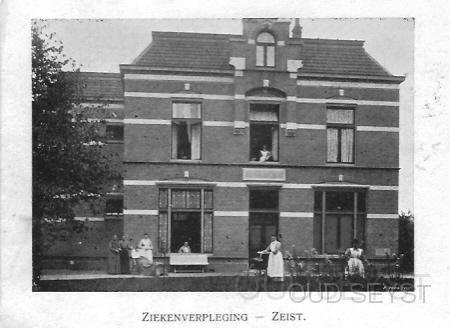 Krullelaan-1905-004.jpg - Ziekenverpleging aan de Woudenbergseweg no. 12 hoek Krullelaan (1897-1927) later Belastingkantoor (1927-1967). Het pand is helaas gesloopt op 2 Februari 1972 om plaats te maken voor nieuwbouw van de Looborch verzorgingstehuis. Wie weet waar het rechter gedenksteen is gebleven? Opname van 1905. Afz. Mej. Buisman, Krullelaan Ziekenhuis.