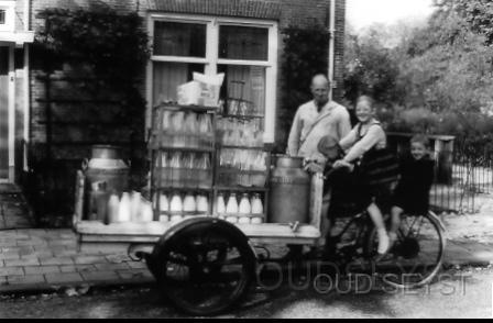 Krullelaan-1950-003.jpg - Elke dag was Gijs van Soest in zijn vaste wijk om zijn verse Melk te bezorgen. Zo ook op de Krullelaan nabij nr. 21-23 en dan was het super feest als je dan even op de bakfiets mag zitten en te spelen dat je melkslijter was en langs alle deuren ging om je melk te verkopen. op de foto zijn de 3 kinderen te zien van de familie de Goede. Opname omstreeks 1950.