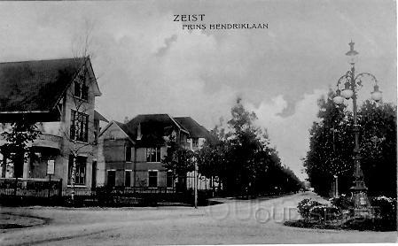 Pr.H-1906-001.jpg - Foto van de splitsing Prins Hendriklaan, Vijverlaan en Huydecoperweg. Links de, op dat moment te koop staande, villa “Vrede”. Deze villa werd gebouwd in 1905 en werd later bewoond door de familie Ittmann. Foto gemaakt in 1906.
