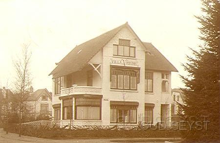 Pr.Hendriklaan-1905-001.jpg - Afbeelding van villa “Vrede” op de hoek Prins Hendriklaan, Vijverlaan. Het huis is ontworpen door de, uit Zeist afkomstige, bouwkundige Rijk Cruijff en in 1905 gebouwd. Daarna werd het bewoond door G. Ph. Ittmann. Foto gemaakt in 1906.