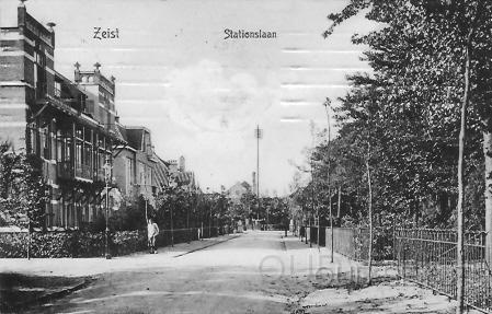 Stationslaan-1912-003.jpg - Foto van de hoek Stationslaan, Bethanielaan. De foto is genomen uit de richting van de Prins Hendriklaan. Het pand links op de foto bestaat niet meer en rechts bevond zich het rusthuis voor meisjes en jonge vrouwen “Rusthof”. Dit werd in de jaren 70 van de vorige eeuw afgebroken. Foto gemaakt in 1912.