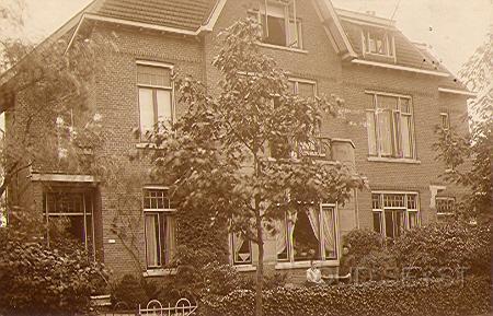 Stationslaan-1915-002.jpg - Afbeelding van het huis waar, in 1915, de schrijfster de Liefde met haar moeder woonde. Het huis stond aan de Stationslaan (nr. 6) tegenover herstellingsoord “Bethanie” waar nu het Bethanieplein ligt. Foto gemaakt in 1915.