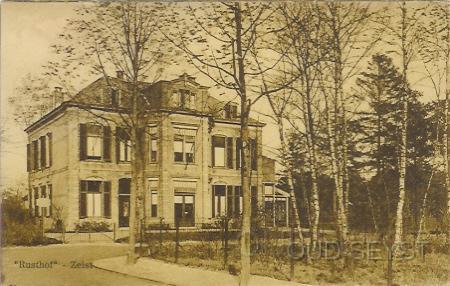 Stationslaan-1929-004.jpg - Herstellingsoord “Rusthof” aan de Stationslaan. Tegenover de Bethanielaan die toen nog niet bebouwd was. “Rusthof” was bedoeld als herstellingsoord voor meisjes en jonge vrouwen. Het pand is in de jaren 70 van de vorige eeuw afgebroken en op die plek is toen de telefooncentrale van de PTT gebouwd. Foto gemaakt in 1929.