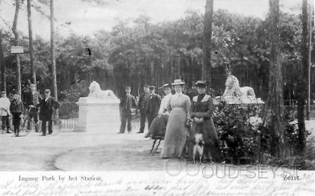 Stationsln-1903-001.jpg - Aan weerszijde van de Stationslaan, tegenover station Zeist, lagen twee grote leeuwen. Deze, uit terracotta vervaardigde, leeuwen waren afkomstig van de terracottafabriek van P.E. Martin aan de Lageweg (nr. 6). In 1938 zijn de leeuwen verkocht aan een herstellingsoord in Renkum. Foto gemaakt in 1903.