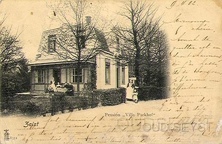 Wilhelminalaan-1902-001.jpg - Pension “Villa Parkhof” aan de Krullelaan (nr. 35). Later werd dit adres gewijzigd in Wilhelminalaan (nr 32a-b). in 1909 werd het huis bewoond door de dames mej. C.M.A. Fabius en mej. C.M. Spruijt, diacones van het pension. Het pand werd ontworpen door W. van Oosterwijk en omstreeks 1884 gebouwd. Foto gemaakt in 1902.