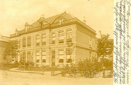 Wilhelminalaan-1925-002.jpg - Dit grote herenhuis staat aan de Wilhelminalaan no. 32-34 (nu no. 53-55). Foto is gemaakt op 18 april 1904.