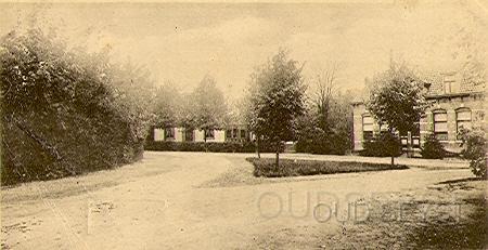 Wilhelminaln-1902-003.jpg - Hoek Wilhelminalaan, Krullelaan. Te zien is pension “Parkhof” en twee woningen. Naast deze woningen bevond zich de melkfabriek van Amersfoort (niet te zien op de foto). Foto genomen, vanuit de richting van de Huydecoperweg, in 1902.