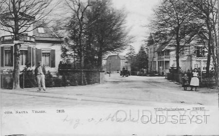 Wilhelminaln-1908-001.jpg - Wilhelminalaan, hoek Slotlaan. Links Villa Wilhelmina, nu restaurant de Colonel. Rechts Huize Rozenhoek voorheen Pension de Vier Jaargetijden aan de Vijverlaan no: 16. Opname van 1905.