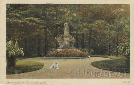 Wilhelminapark-1927-001.jpg - Het Wilhelmina-monument. Opgericht in 1898 en staat nog steeds in het Wilhelminapark aan de Huydecoperweg. Foto gemaakt in 1927.