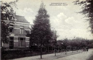 krullelaan-1910-002.jpg - De Krullelaan met links een statige villa. Het Pand is gebouwd in 1897 en in gebruik genomen als Zeister eerste Ziekenhuis van Zeist en omgeving en is in 1927 verhuist naar de Prof. Lorentzlaan. en het pand deed later dienst als Belastingkantoor tot 1967. Het pand werd in 1972 afgebroken om plaats te maken voor het huidige Looborch die nu ook weer afgebroken wordt. Opname 1910.