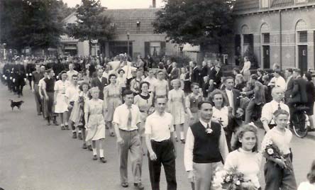 Avondvierdaagse op de Bergweg ter hoogte van slagerij van Hunnik; opname omstreeks 1955