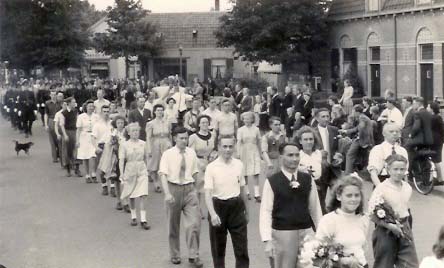 Avondvierdaagse op de Bergweg ter hoogte van slagerij van Hunnik;  opname omstreeks 1955