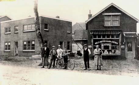 Melkhandel van P. van Beek aan de van Reenenweg 177 omstreeks 1933; het pand is afgebroken